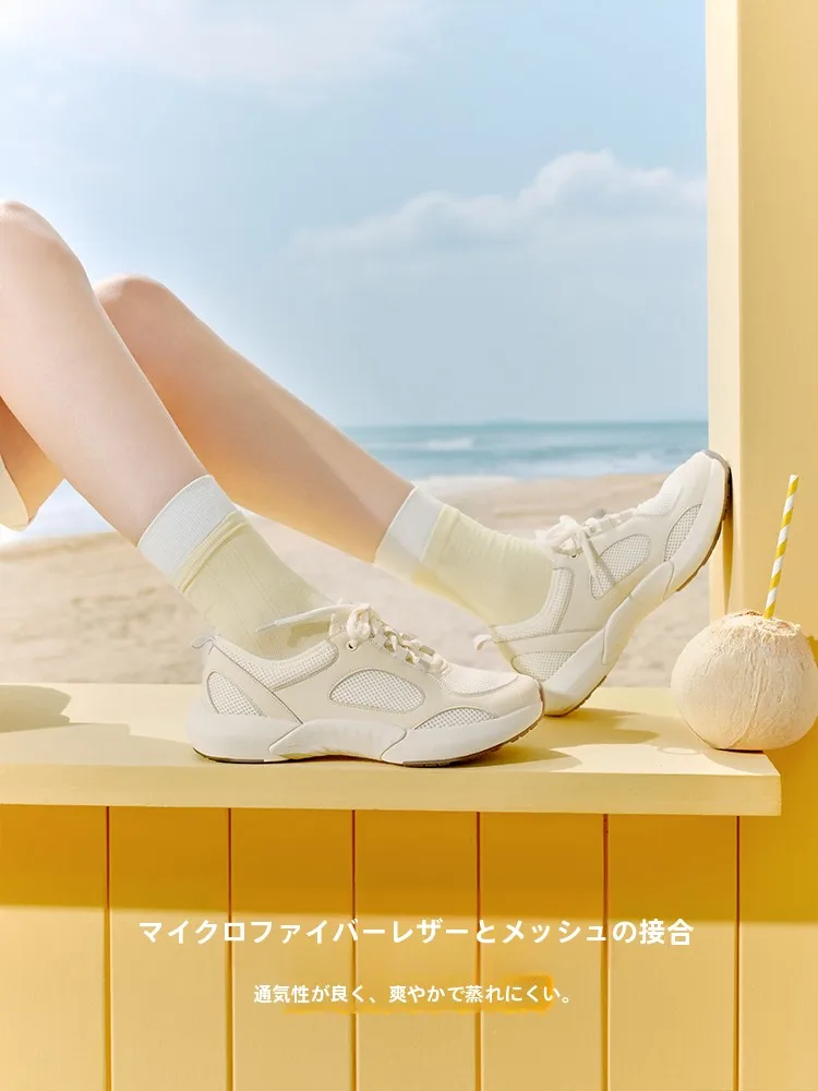 通気性メッシュの厚底レースアップ運動靴：おしゃれランニングシューズの実用性とデザイントレンド