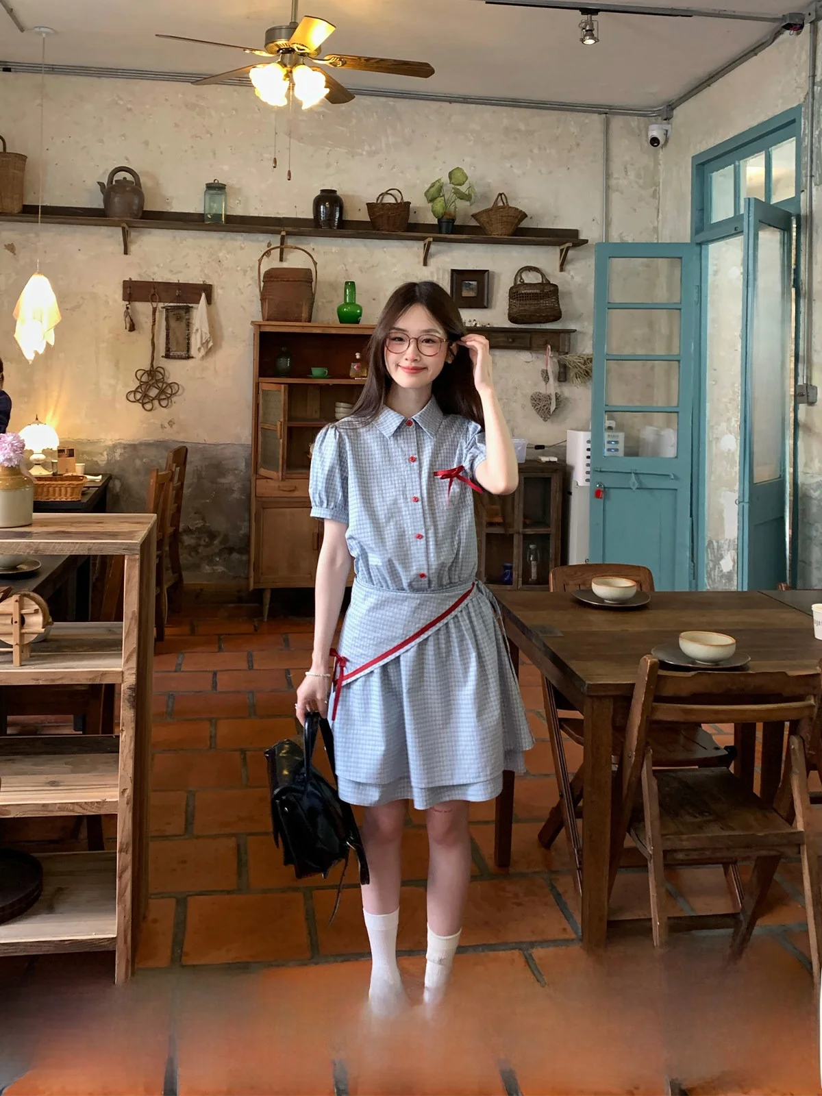 甘美な学院風デザインの小翻領アシンメトリーチェックシャツワンピース：女性向けカジュアルシーンでの実用性とスタイルのバランス