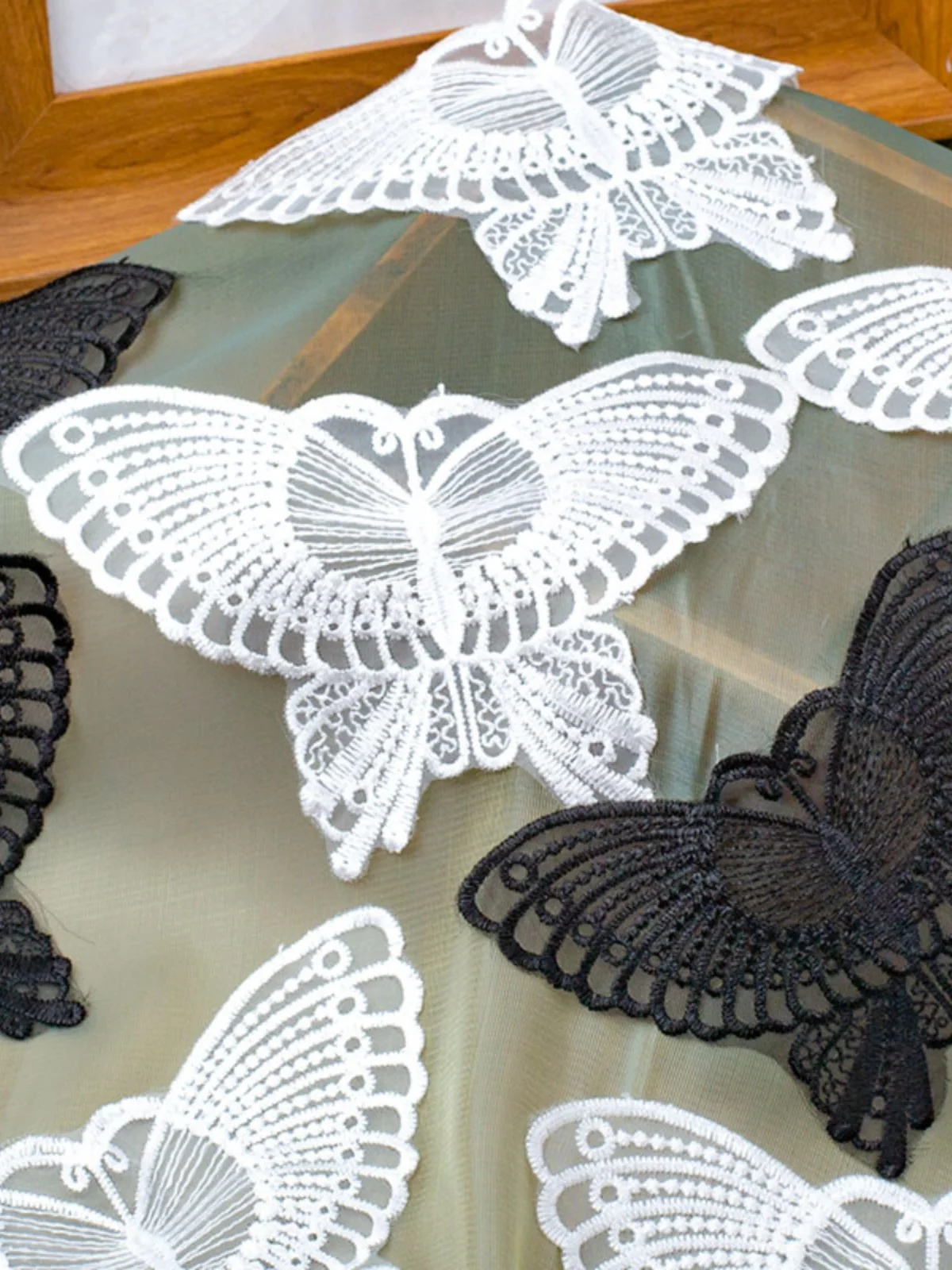 黒白の牛乳シルク刺繍チュール蝶フラワー：DIY手作りレース布の実用性と適用シーン