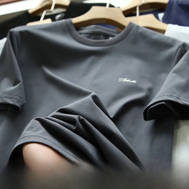 モード系メンズTシャツはどう選ぶ？清涼感とシンプルさが融合した1着が、夏のスタイルを変える