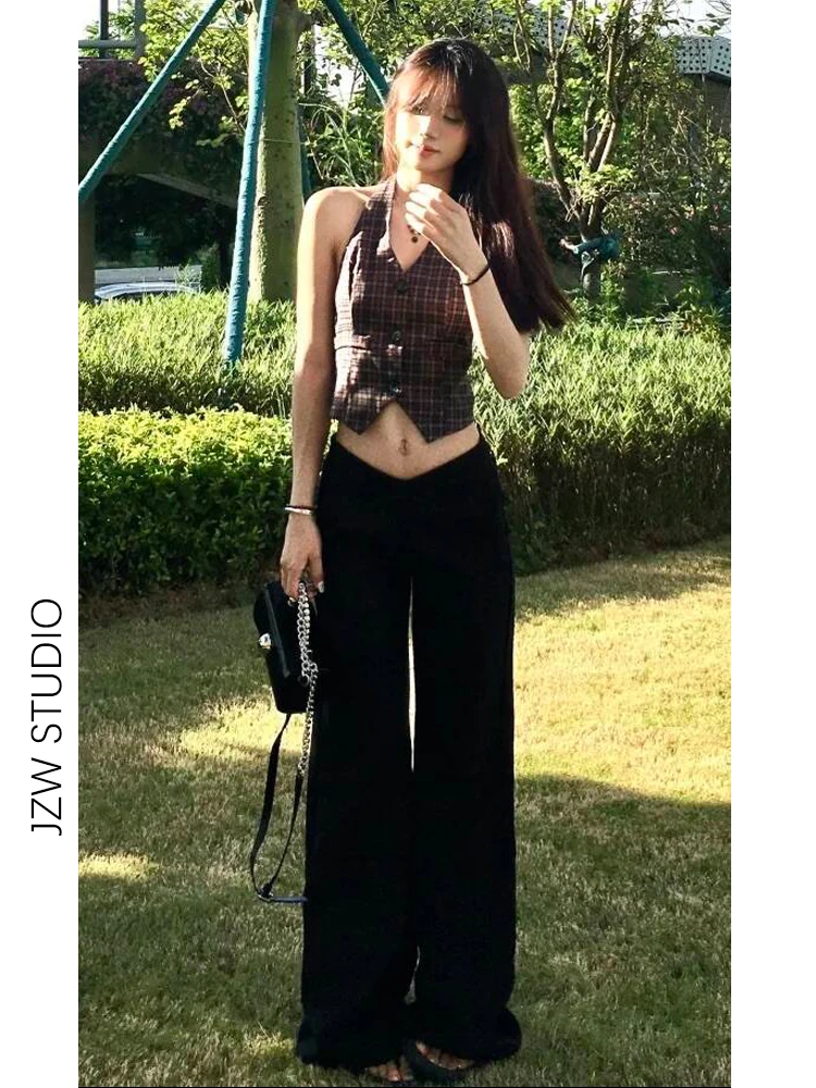 美しいシルエットの黒のローライズフレアパンツ：スリットフレアパンツとセミフレアパンツの間で最適な選択とは？