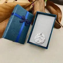 手作り 純銀製吊りペンダント【ユニセックス・彫刻デザイン・ラウンドプレート】