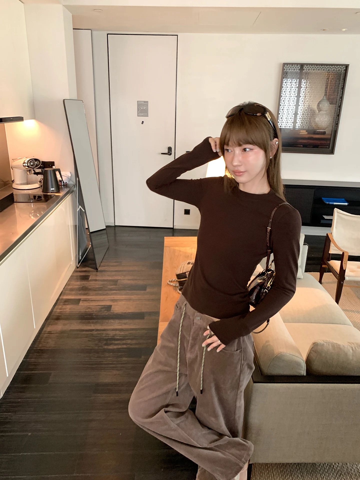 17度気温で何を着たら良いのか？通勤風の白長袖Tシャツが解決する日常の着こなし悩み