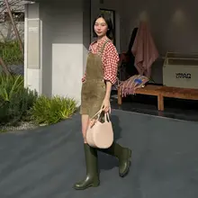 レトロな赤いチェック柄シャツとサロペットパンツのカジュアルコーディネート（セットアップ対応）