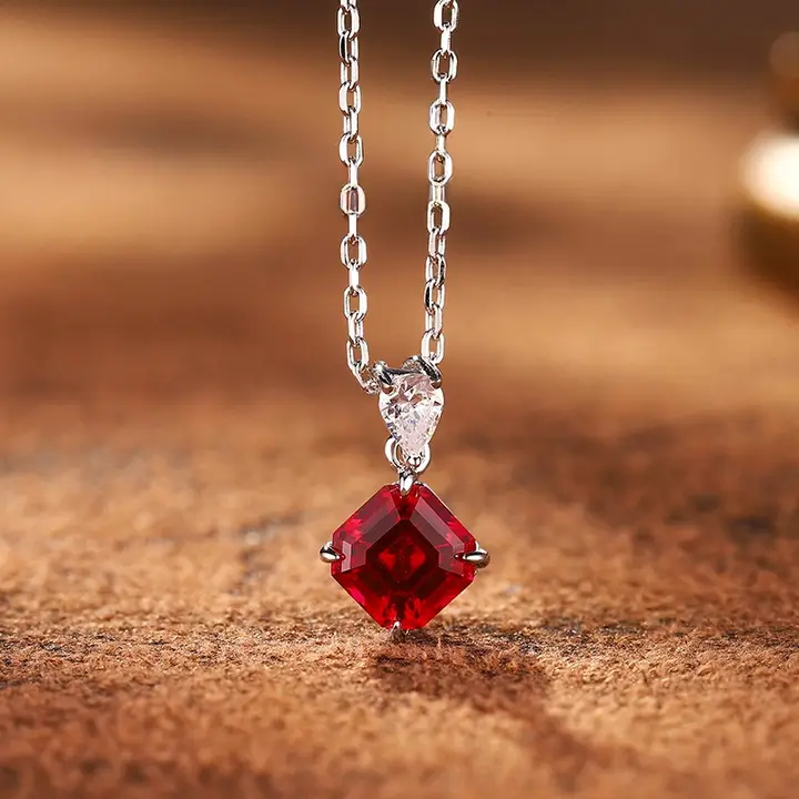 925銀製 培養エメラルドダイヤモンド風ペンダントネックレス【洗練されたデザイン・ロックボーンチェーン】