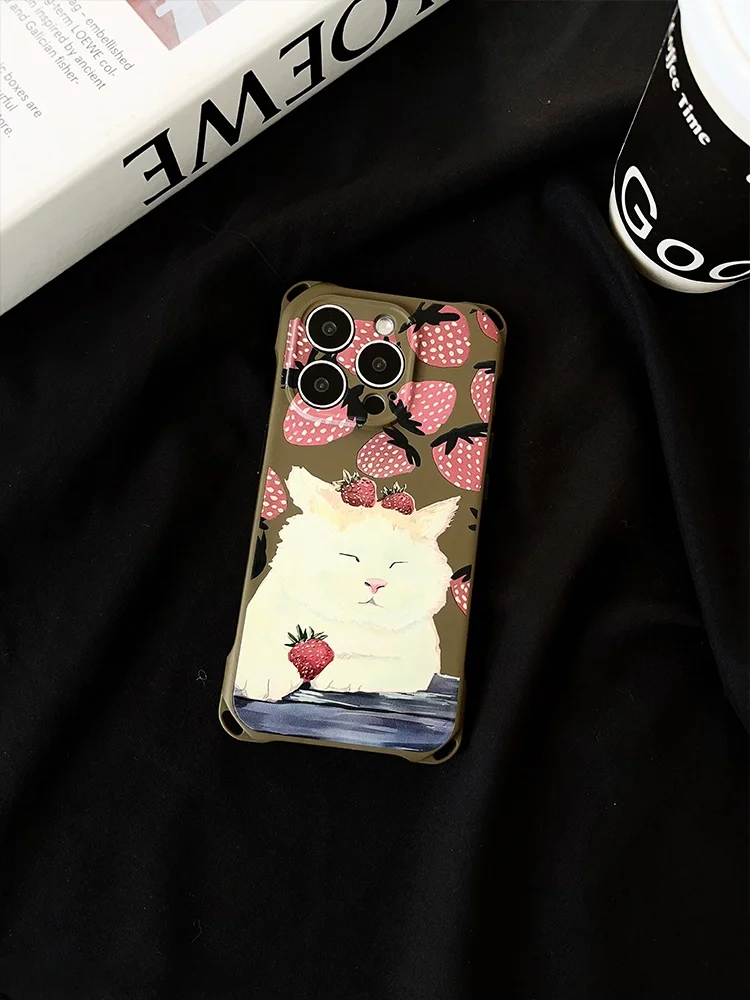 草莓柄目を閉じた猫デザインのスマホケース：動物風デザインと斜めがけ機能の実用性を検証