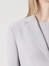 グレーのシンプルなテーラードジャケット【スリムフィットデザイン・小柄向け】