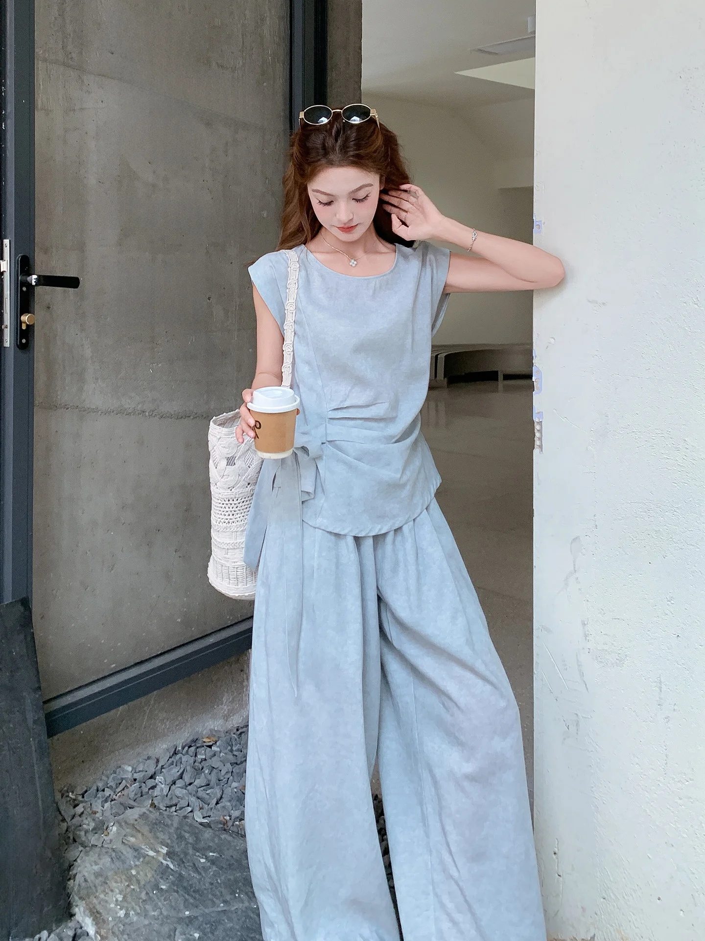 クリーム色のズボンに合う服は、青系が一番？それとも白？今こそ知るべきベストな選び方
