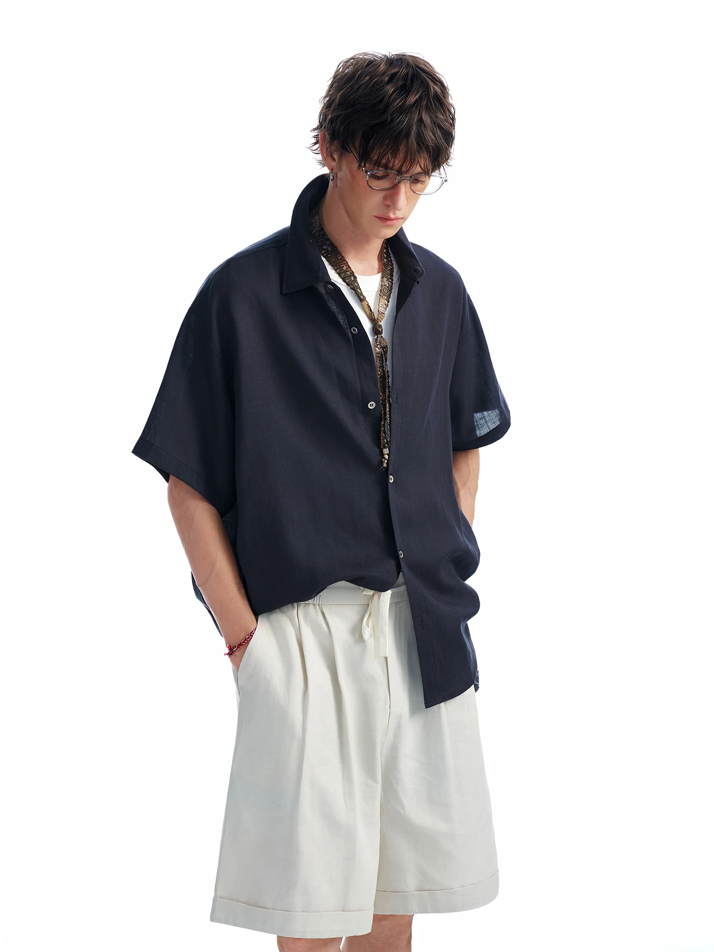 2026夏服 メンズ どう選ぶ？リネンシャツが解決する「通気性」と「カジュアル感」のバランス