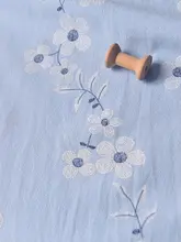 クリスマスツリー柄の洗水コットンリネン生地【青地に白花・多用途】
