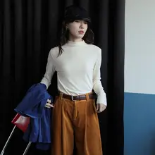 淡いアプリコット色の秋冬用シンプルスタイル ハイネックTシャツ【細身効果・レトロデザイン】