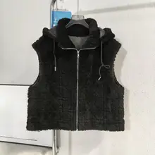 羊毛調ファーのダイヤモンドキルティングノースリーブコート【取り外し可能なフード付き】