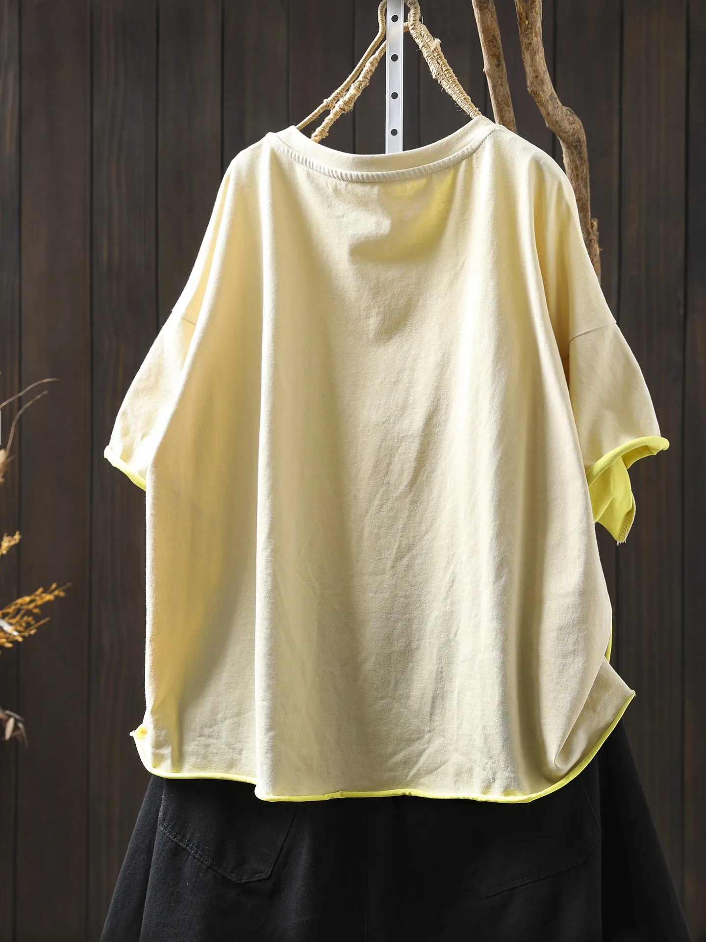 ゆるいTシャツはどんなもの？通勤や日常で活躍する「夏のカジュアル」を選ぶべきポイントとは？