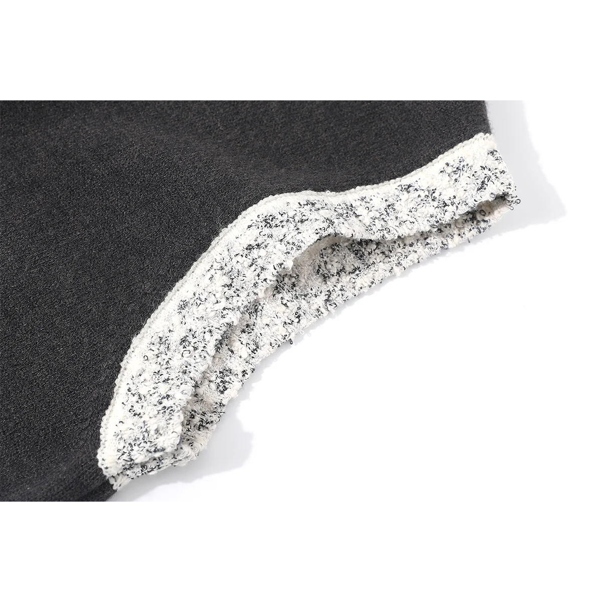 「Vネックニットの重ね着」で春の気温をどうコントロールする？