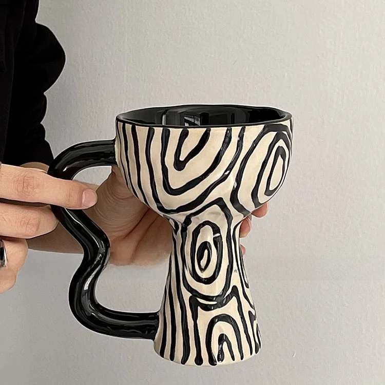 ヴィンテージ風手描き年輪デザインの陶製ハイ脚マグカップ：大きいサイズでコーヒーとティーを楽しめる