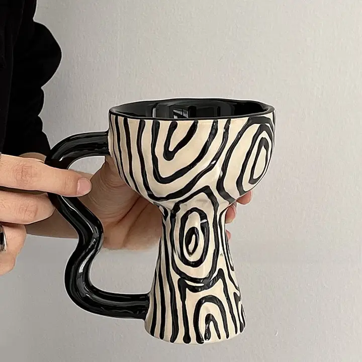 ヴィンテージ風手描き年輪デザインの陶製ハイ脚マグカップ【コーヒー・ティー用】