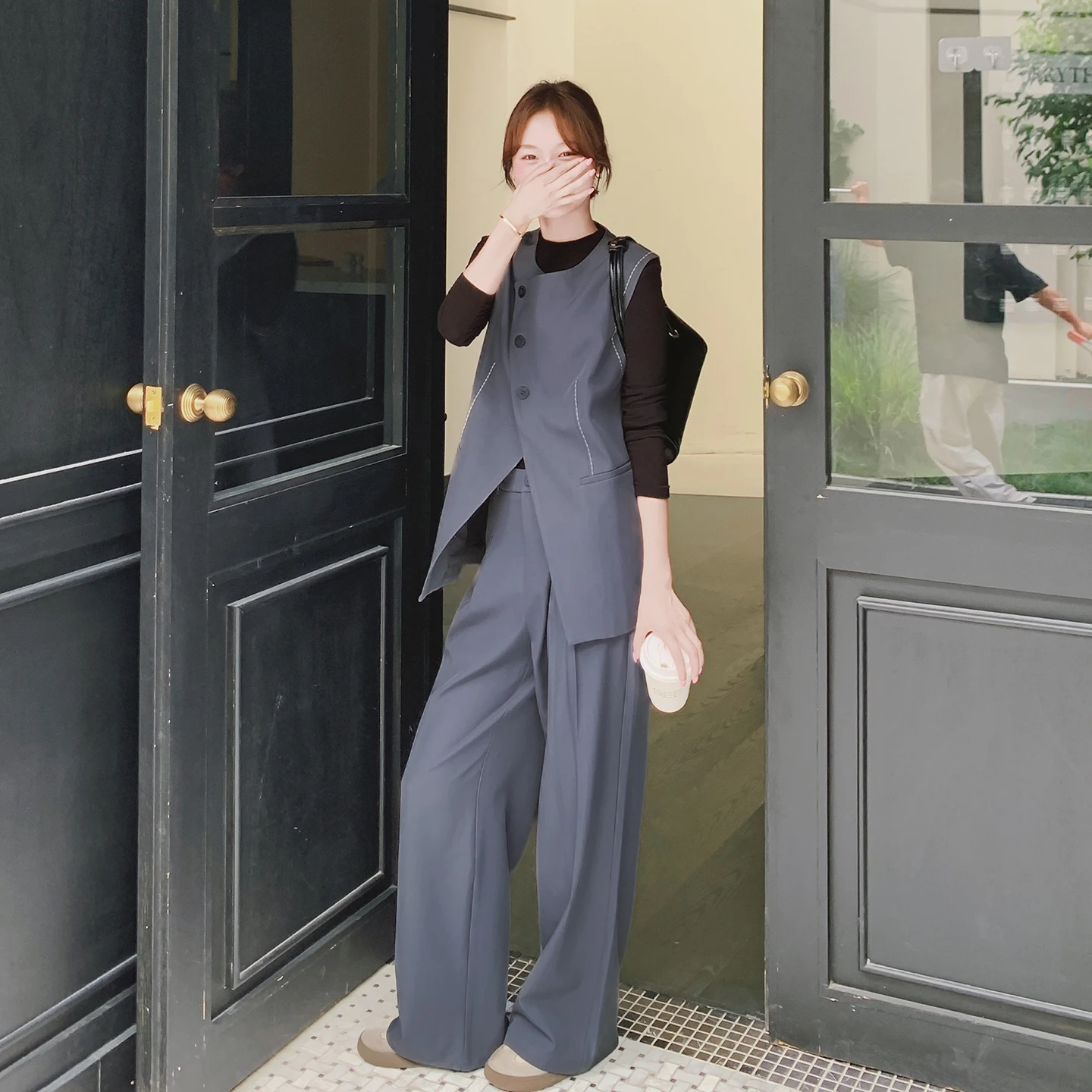 カーキグレーとグリーゲ色の違いを知れば、秋のスタイリングはもう失敗しない！