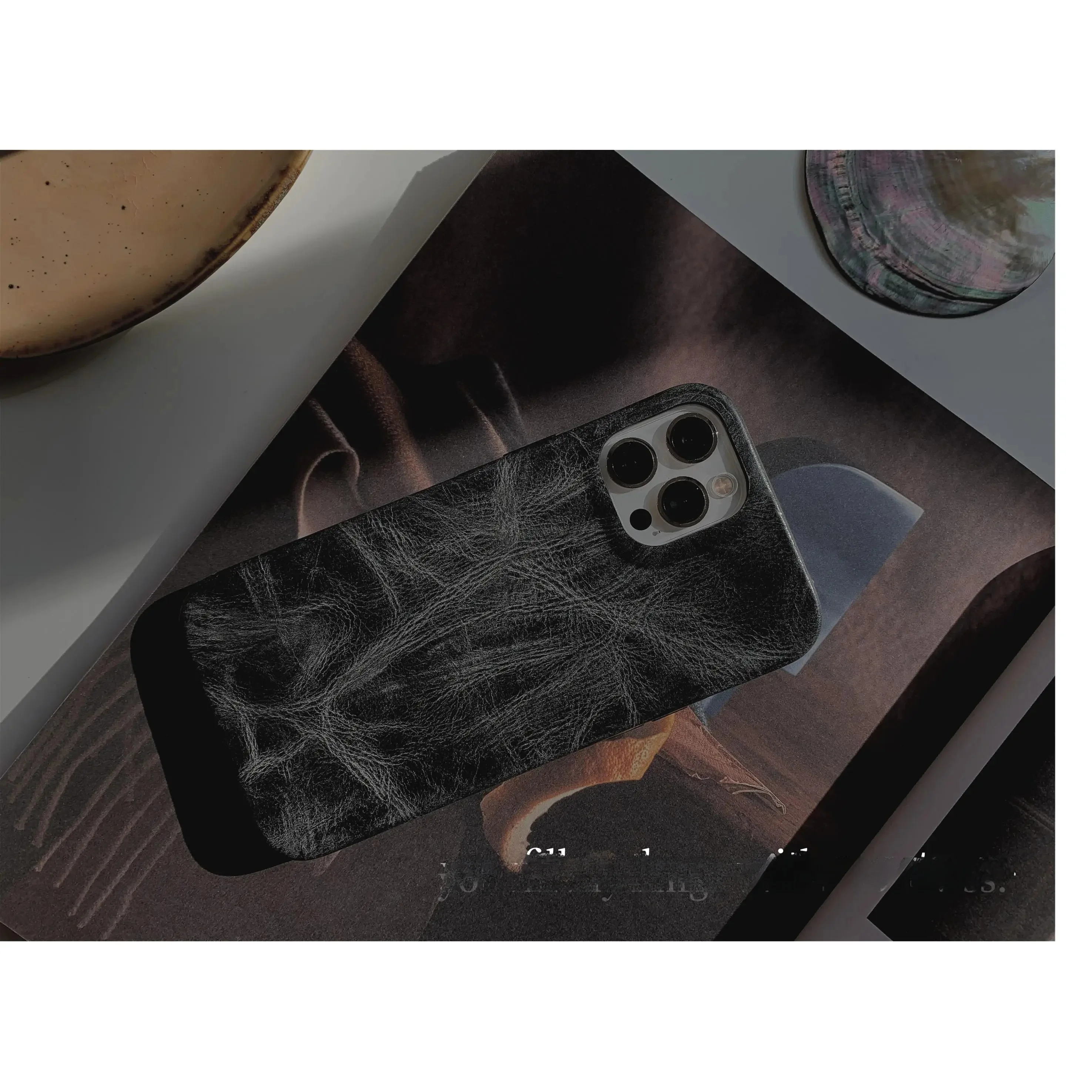 牛革製iPhoneケース：革スマホカバーがよくない理由をデータで解明