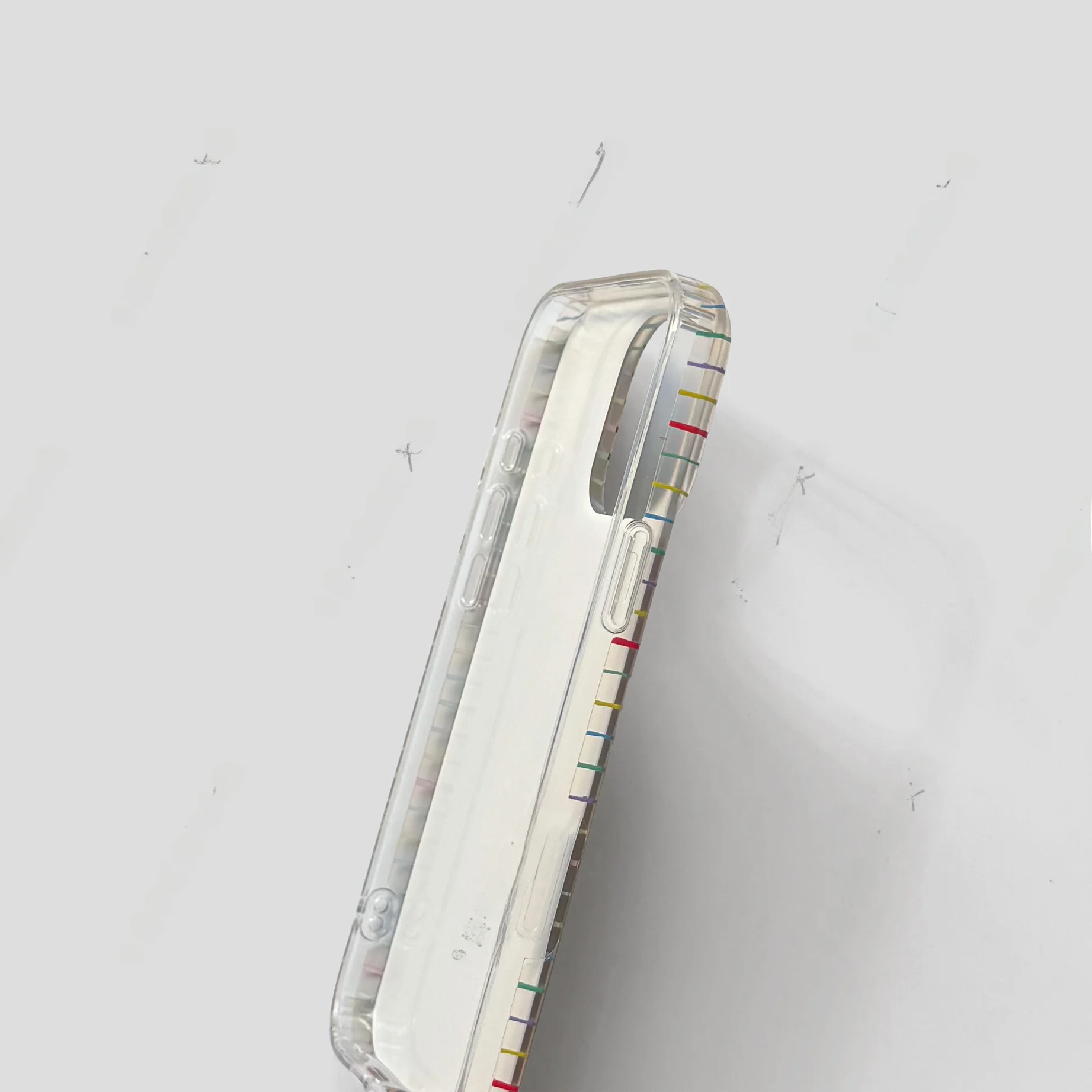 可愛いカラーストライプのiPhoneケース：ストラップホール付きで日常使いに最適な硬質保護ケース