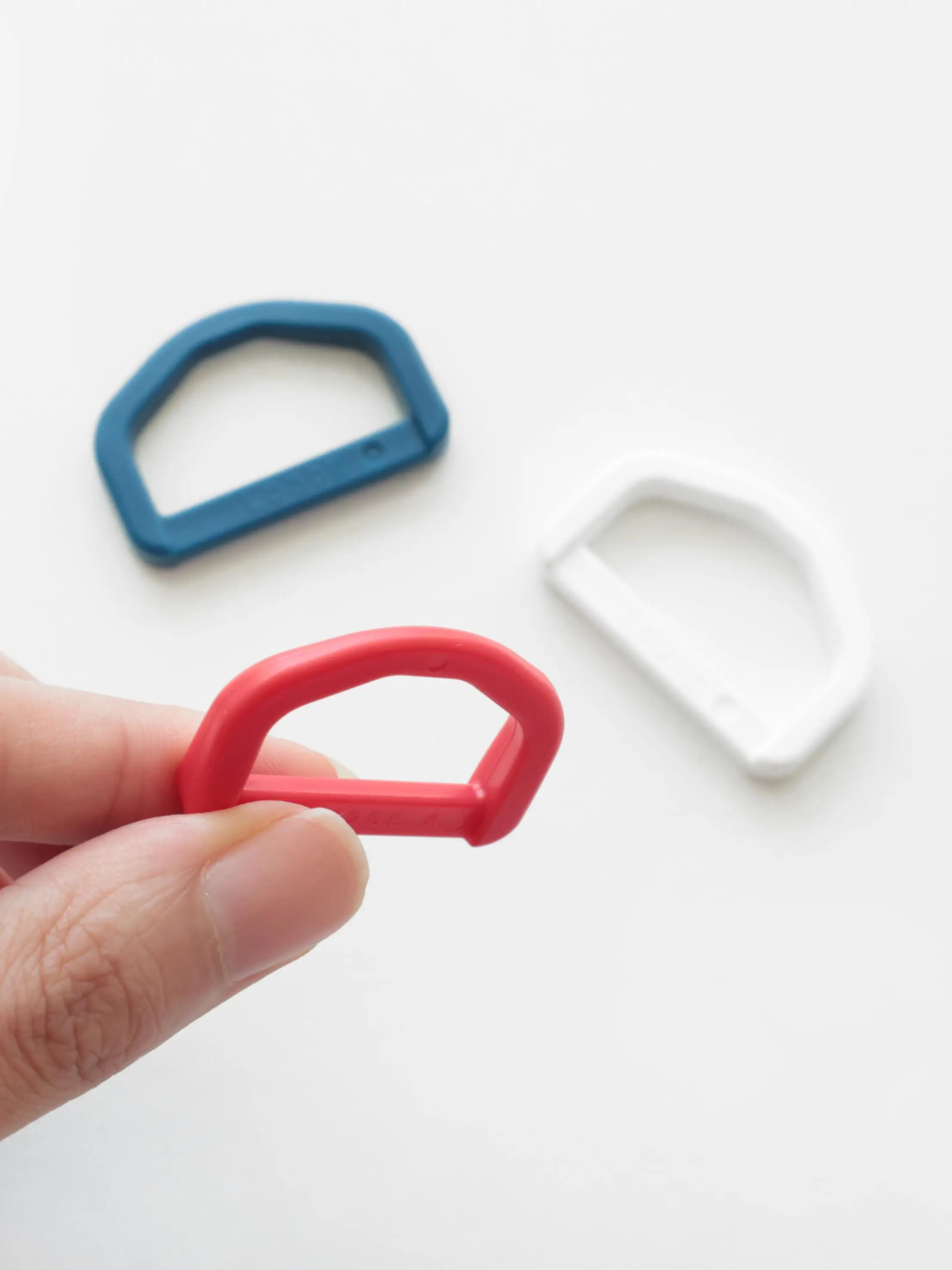 ひねり金具 バッグの側面取り付けに最適なD型プラスチックリングとは