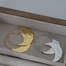 波状デザインの金メッキピアス【個性的・幾何学模様・女性用】