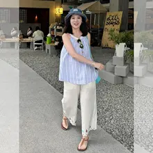 ストライプデザインのハイネックノースリーブトップスとワイドレッグパンツのコーデ（セットアップ対応）