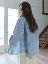 ブルーとホワイトのストライプ刺繍シャツ【春用・ゆったり・通気性・カジュアル・細見えデザイン】