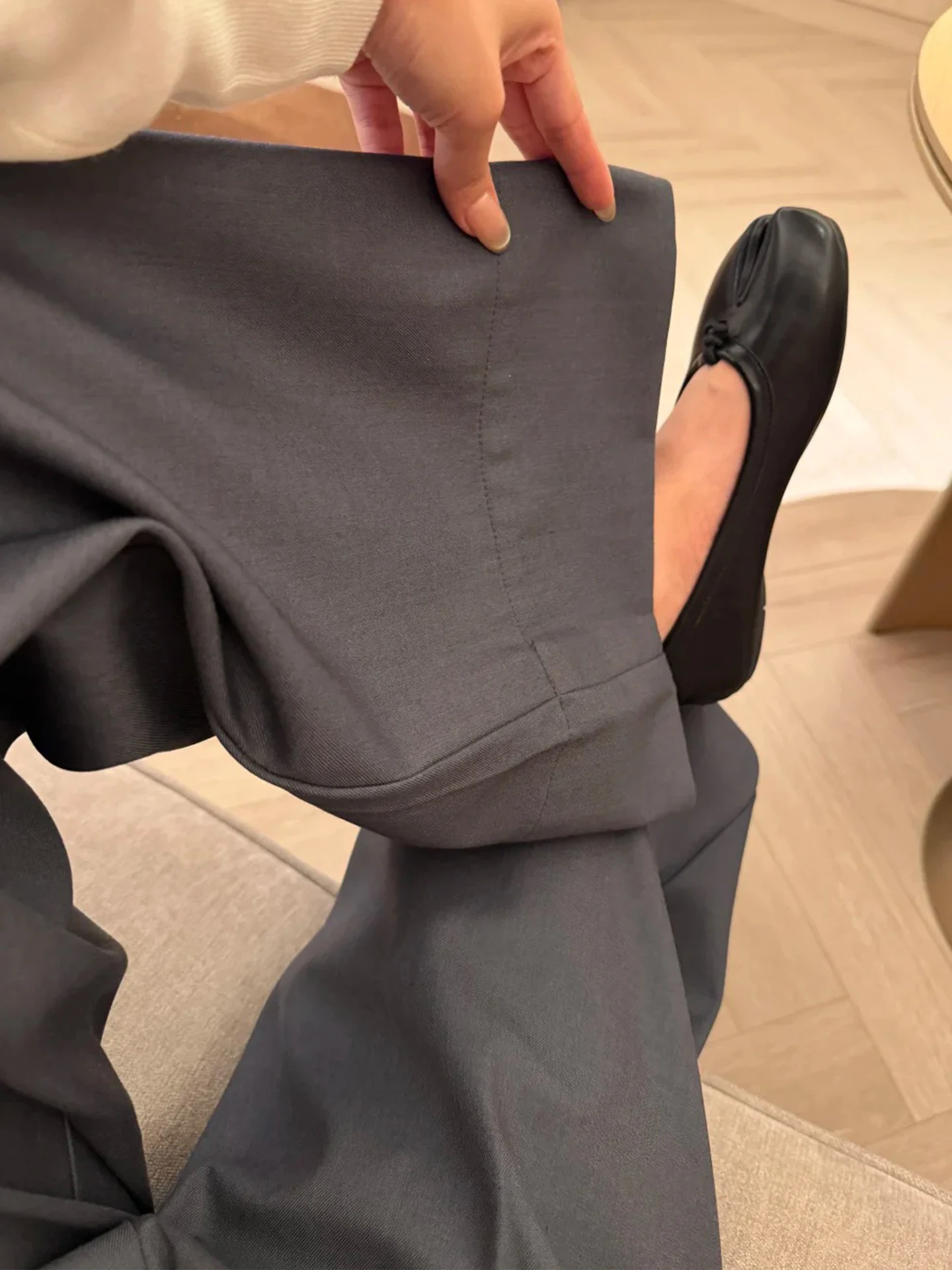 丈の長いワイドレッグパンツ：グレーの直筒スタイルが日常に適する理由