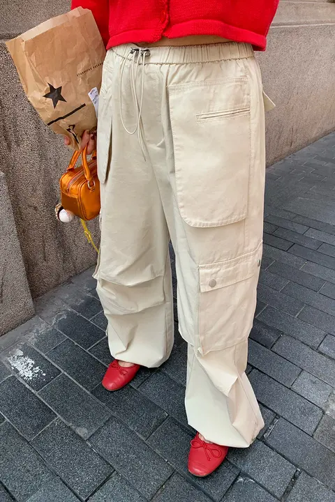 高腰デザインの米白色ワークパンツ【春秋用・ストレッチ・束脚・ウエストゴム】