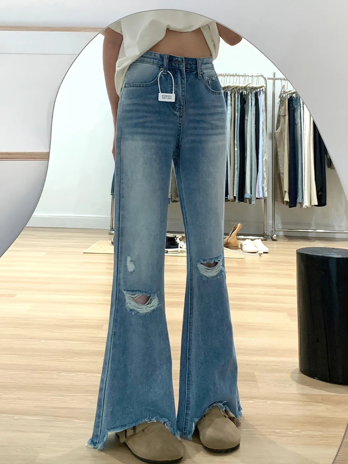 「裾絞りパンツ」で女性らしいスタイルを手に入れるには？