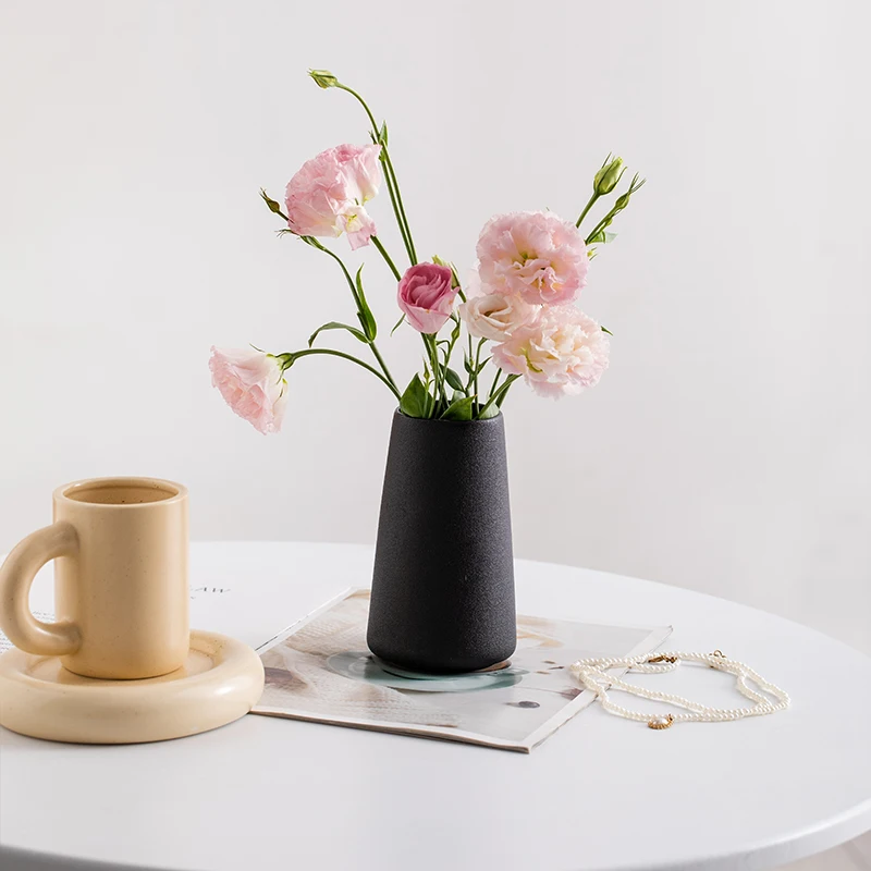 おうち時間を豊かにするおすすめアイテム｜シンプルモダン黒陶器花瓶の選び方と実際の効果