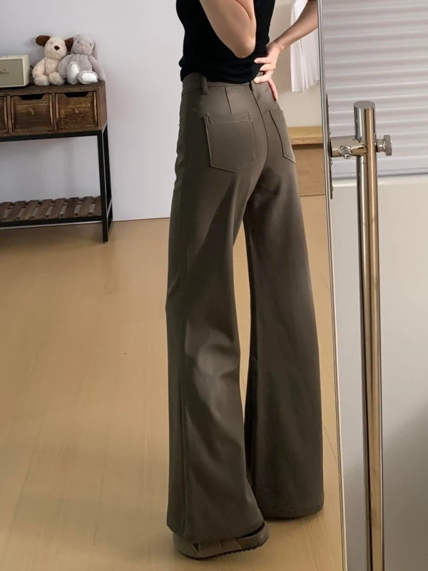 コーヒーカラーのフレアパンツ：ゆったりシルエットで秋の日常を快適に