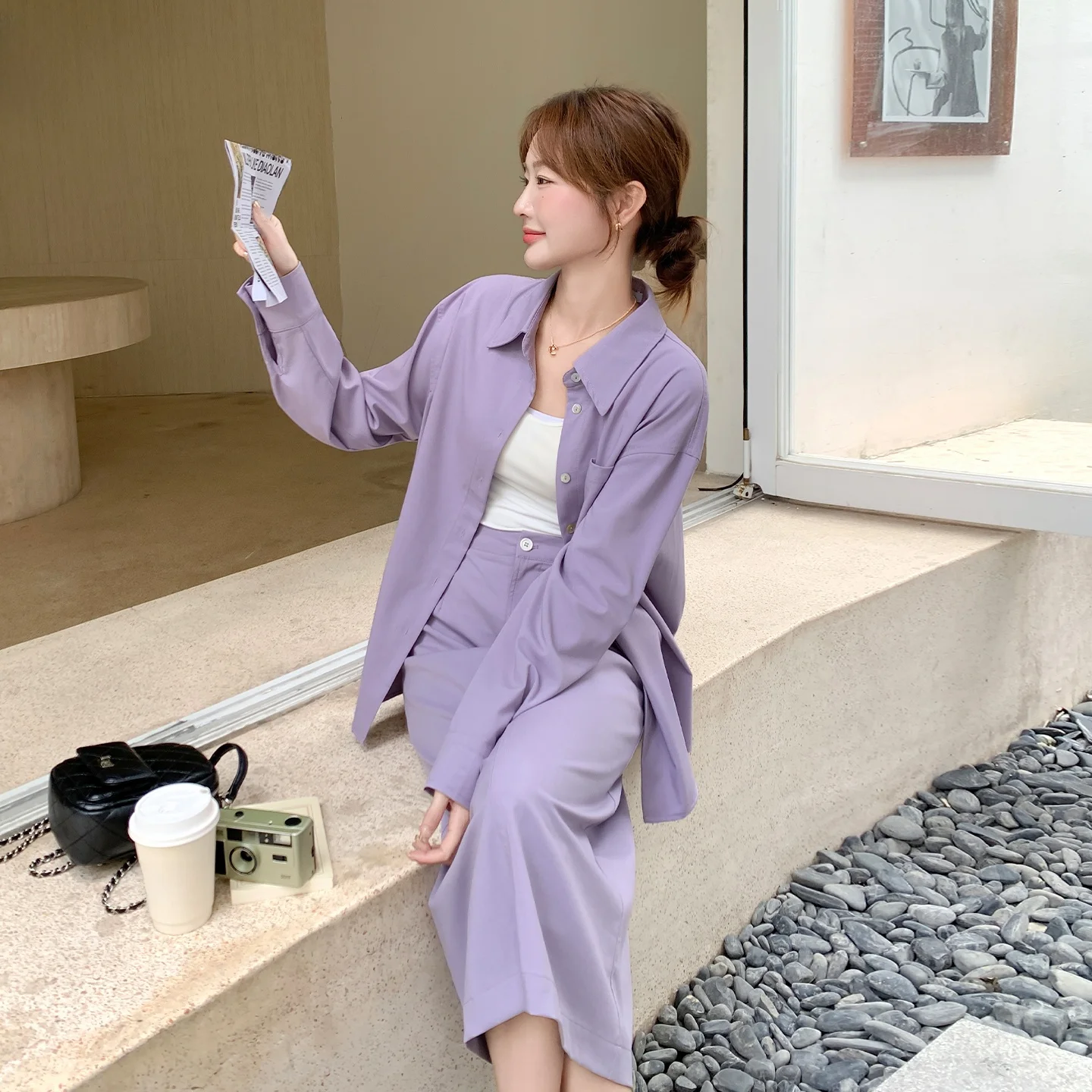 紫のTシャツで失敗しないコーデは？今こそ注目すべき「感のある春のセットアップ」の選び方