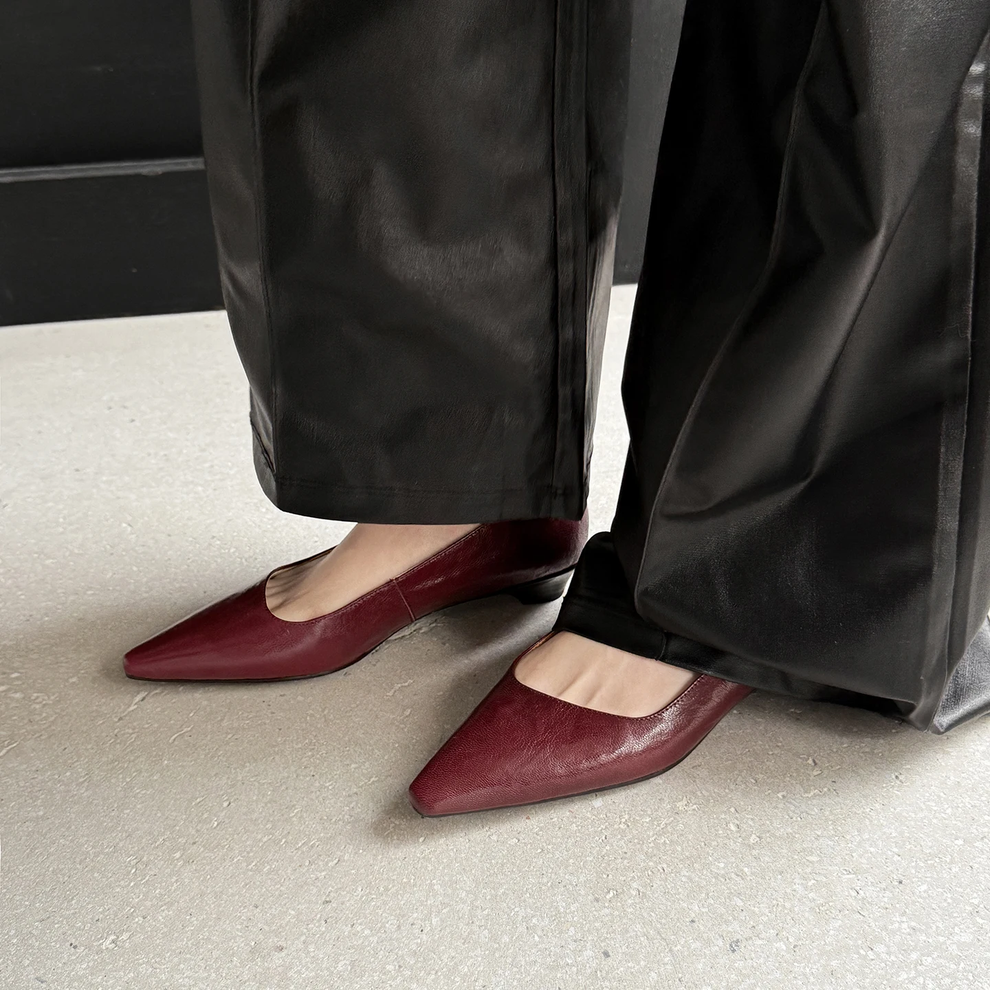 グレーのパンツに合う靴は、本当に色が決まらない？