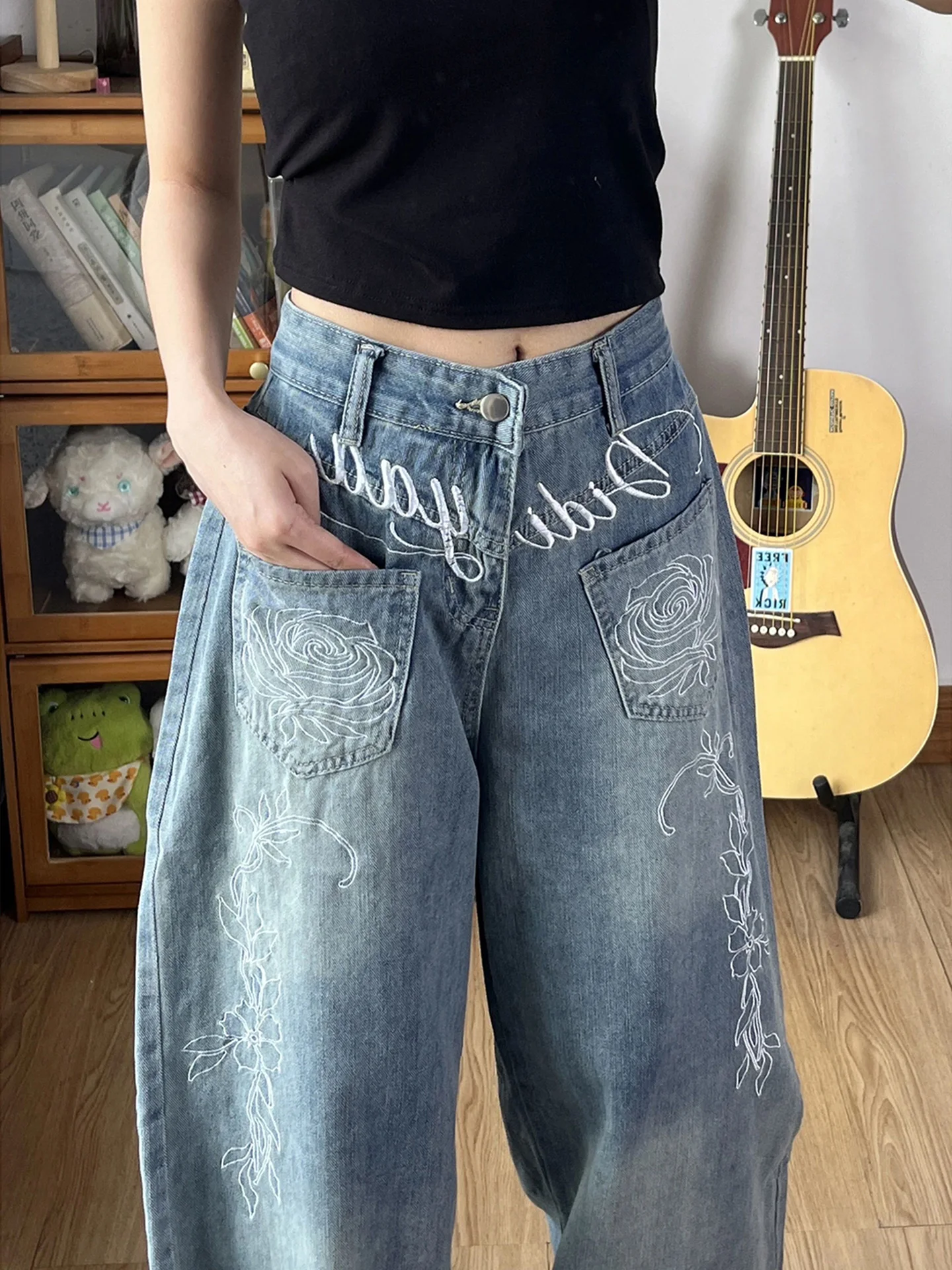 刺繍付きデニムパンツは、本当に秋冬の定番なのか？