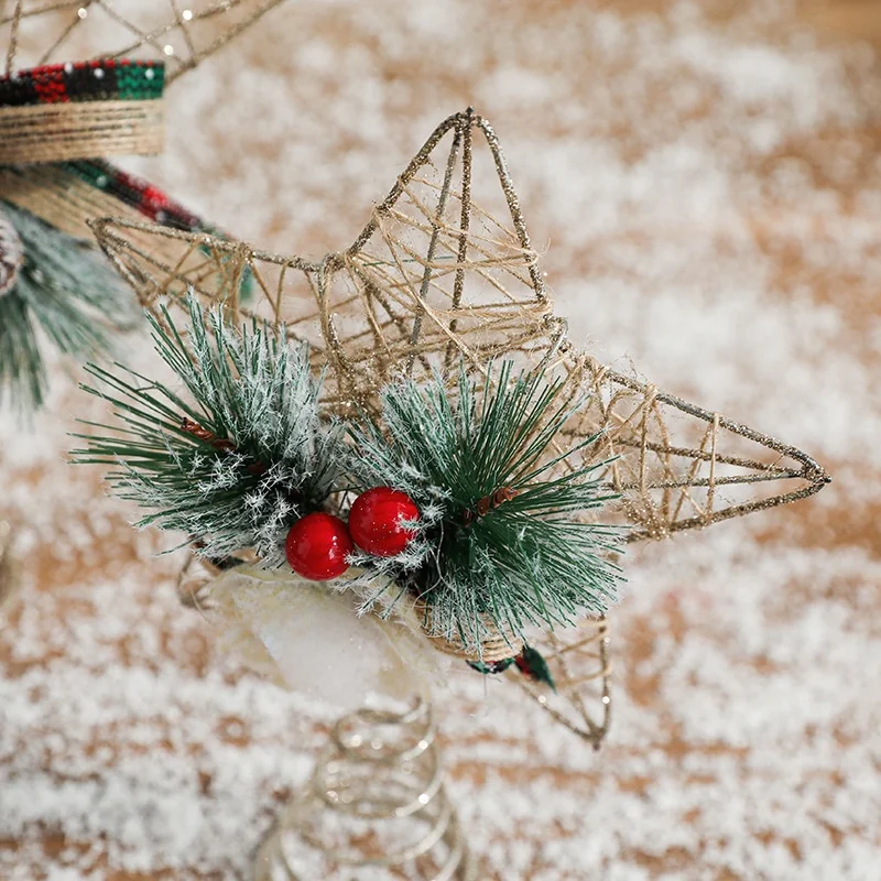 クリスマスツリーに差し込む、1つの「トップ飾り」で変わる雰囲気は？