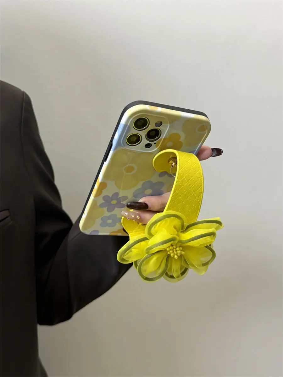 iPhone13 ケース ストラップ おすすめ：春らしい花柄のシリコンストラップでスマホを安全に固定