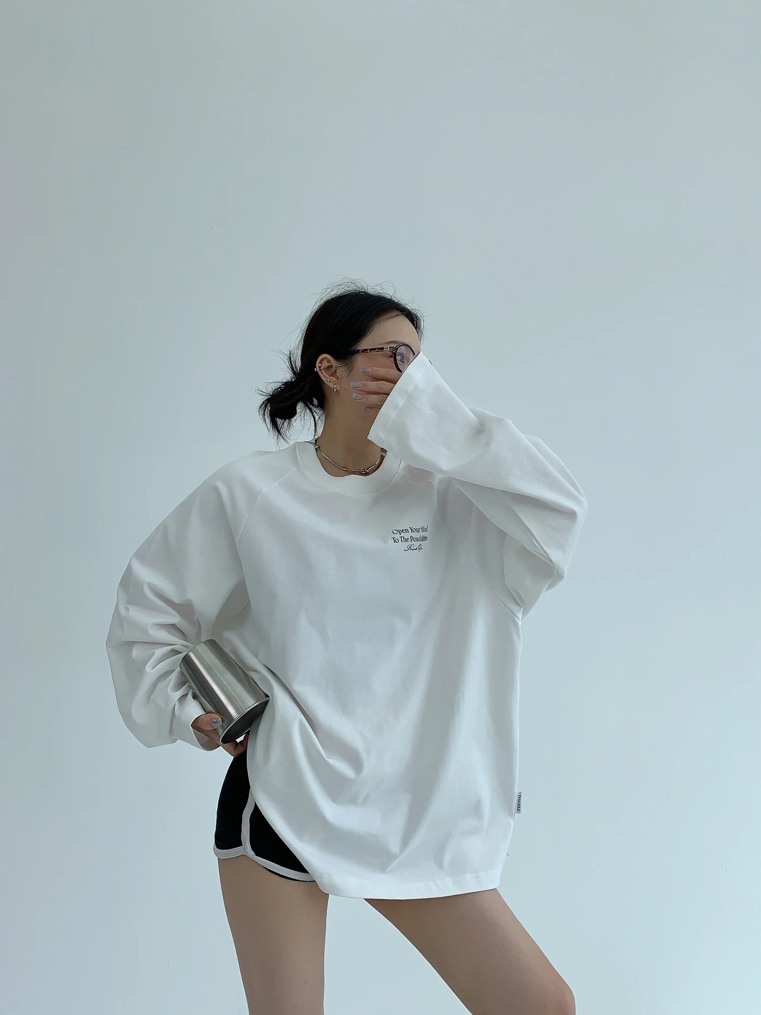 オープンカラーシャツ オーバーサイズ：リラックス感とカジュアルスタイルを実現する純棉ロゴプリントTシャツ