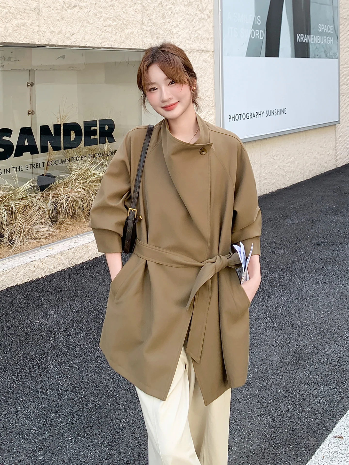カーキ色ライダースジャケット：通勤シーンにおけるシルエット美と高級感の実現