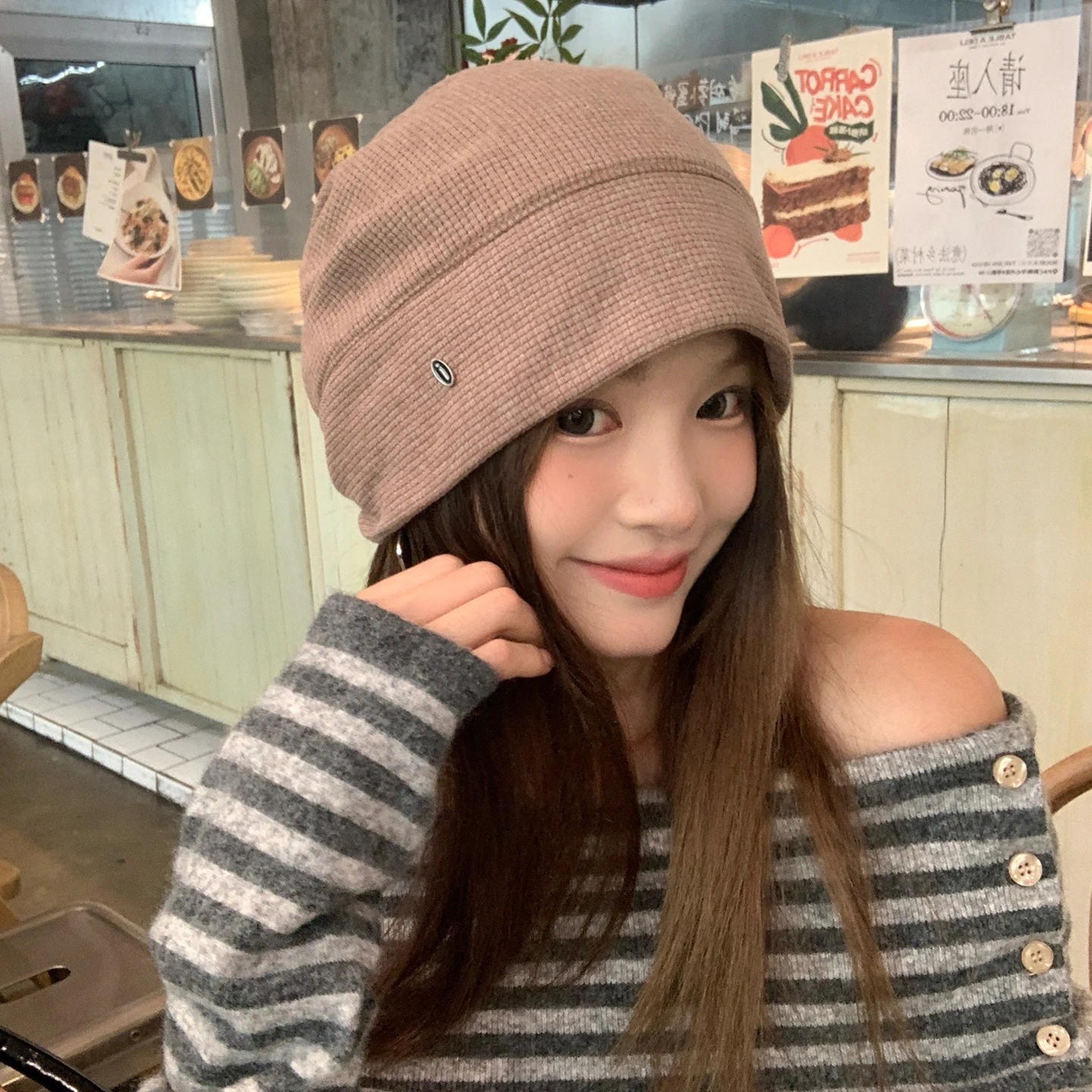 可愛らしいデザインのゆったりした帽子：女性向け春・秋ニット帽のファッションと機能性を解説