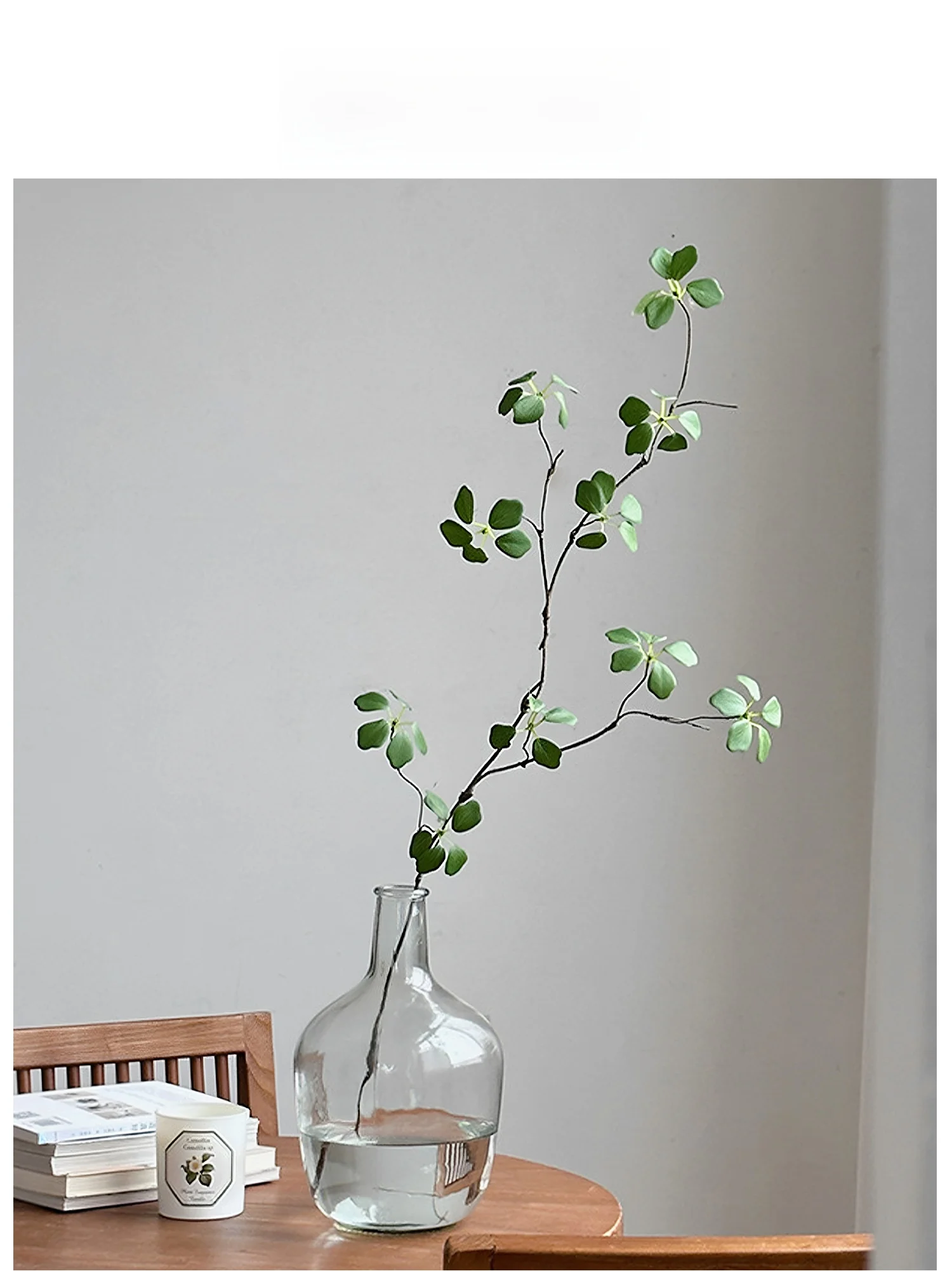 ウッドデッキに植物を植えるのは難しい？観音蓮の長枝フェイクフラワーが解決する「目隠しの悩み」