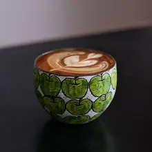 緑のリンゴデザインの陶器製コーヒーカップ【ハンドメイド・レトロスタイル】