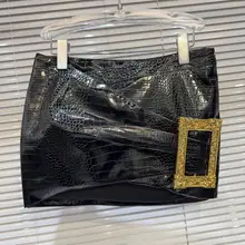金属ボタン付き クロコダイル風 グロス仕上げのセクシーなミニスカート【ボディコンスタイル・夏用】
