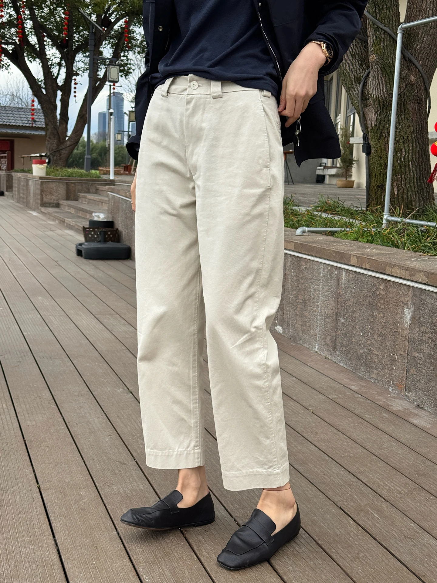 通勤パンツはどう選ぶ？上品で快適なカーゴパンツの選び方と実際の着こなしを解説