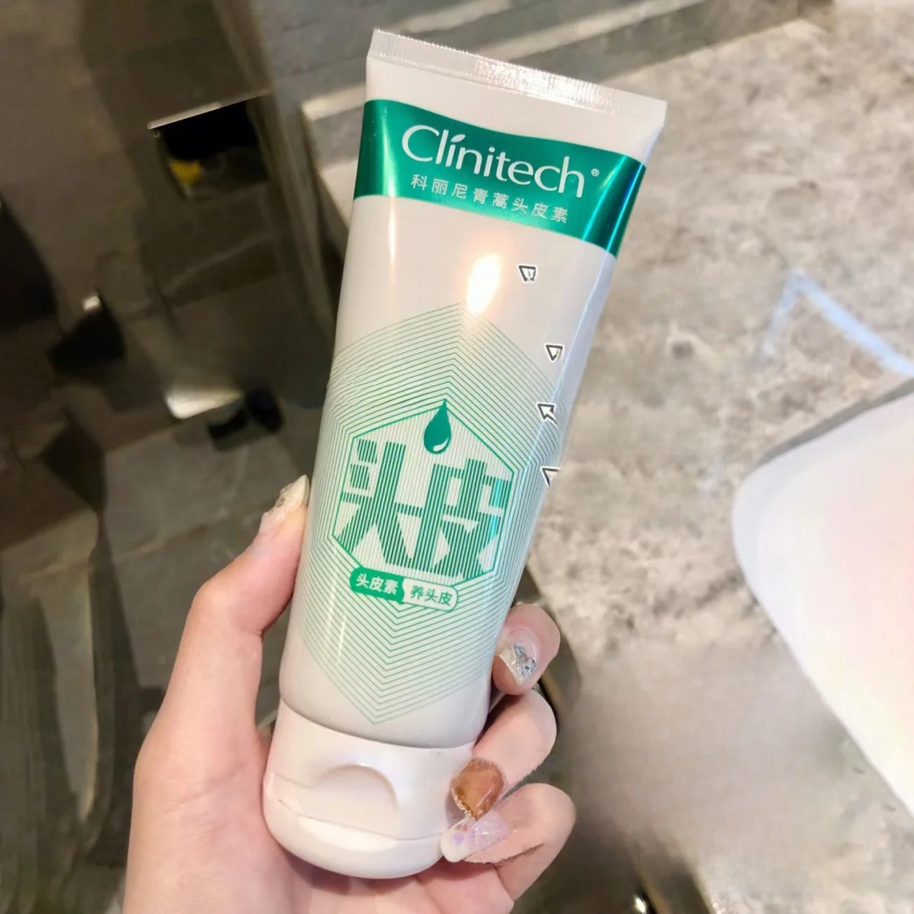 頭皮炭酸スプレーは本当に効くの？青蒿成分の修復エッセンスが解決する、頭皮の悩みとは？