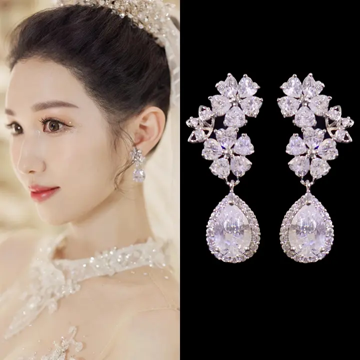 高級感ある小さなイヤリング【豪華ジルコン・煌びやか・花嫁用・パーティードレス対応】