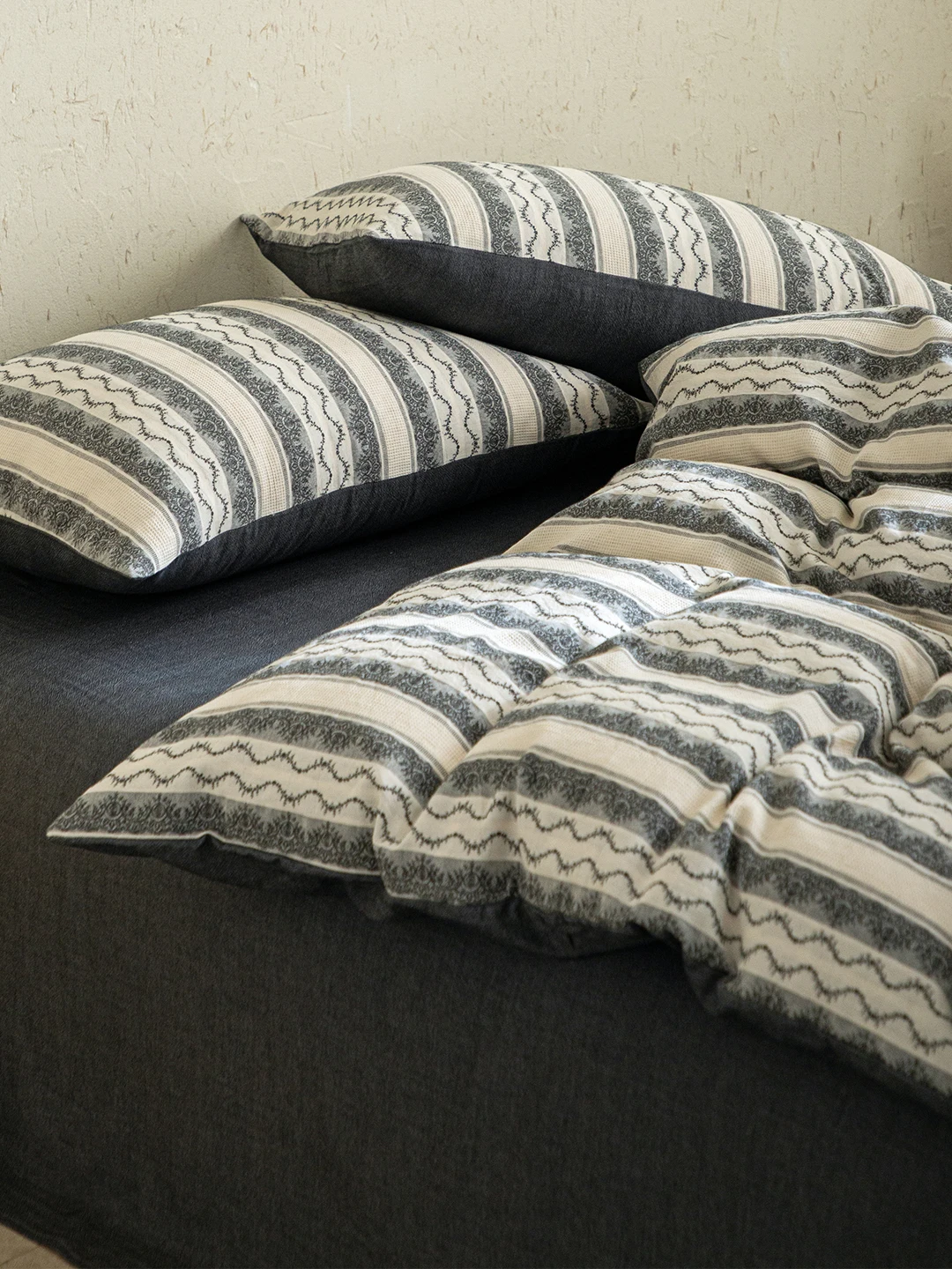 和室の眠りをどう変える？侘び寂びのコットンリネン寝具がもたらす、心の落ち着きとは