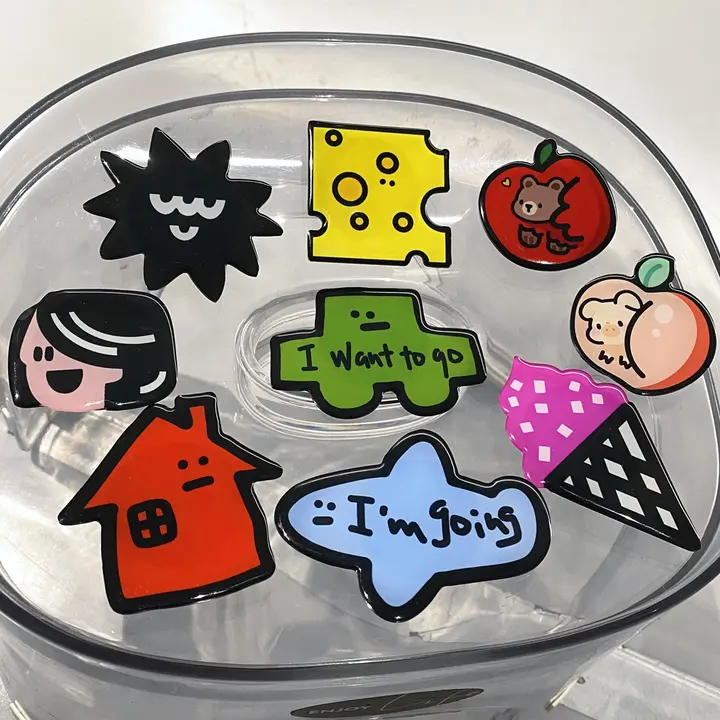 可愛らしいイラストデザインのスマホケース【伸縮機能・アクリル製・エアバッグスタンド付き】