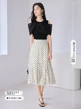 エレガントなデザイン！オフショルダーのブラックトップス【女性用・ニット・スリムフィット】