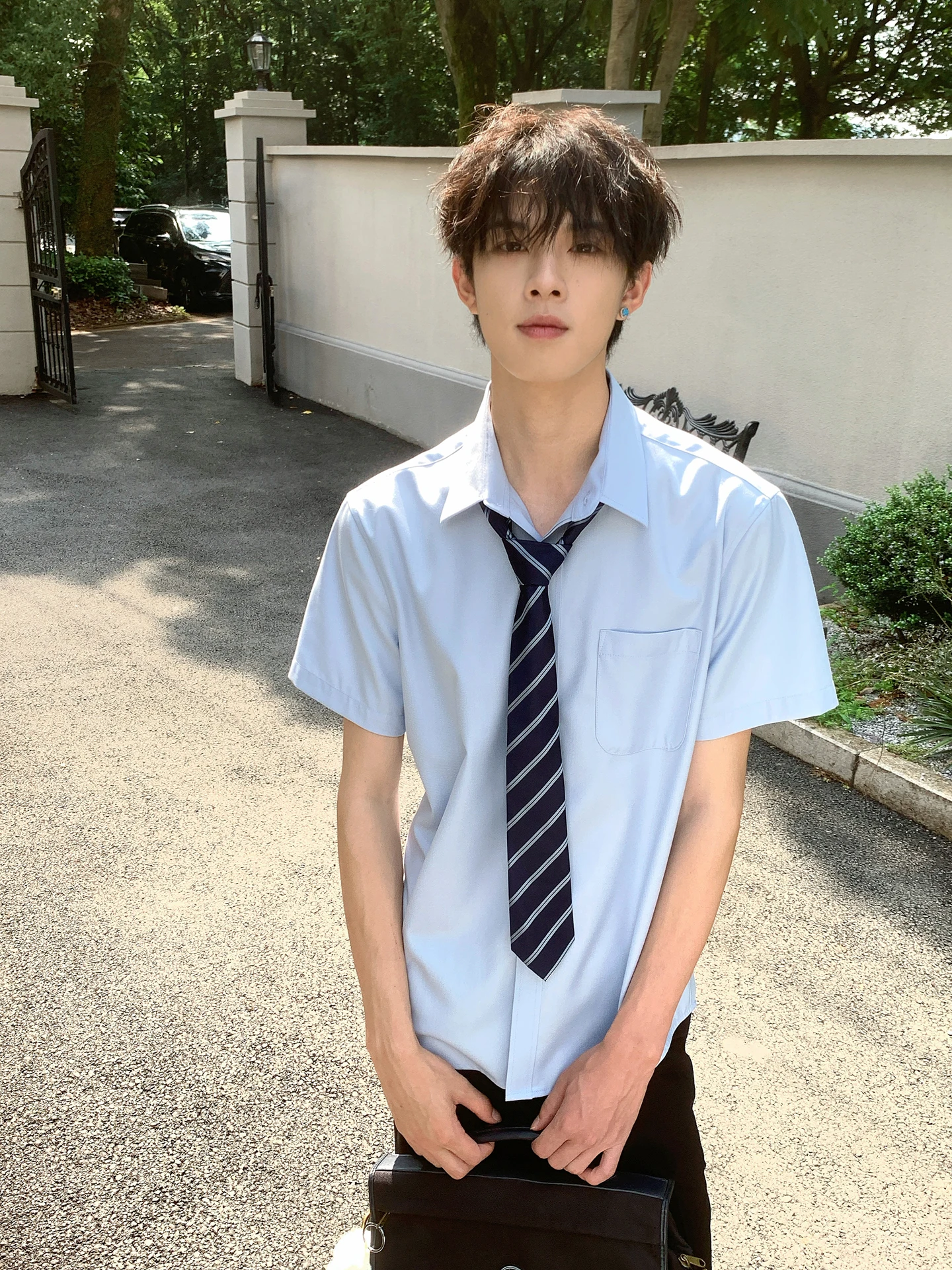 高校生男子の通学服にどんなシャツがおすすめ？東鷹時記のデザインブルーシャツが解決するリアルな悩み